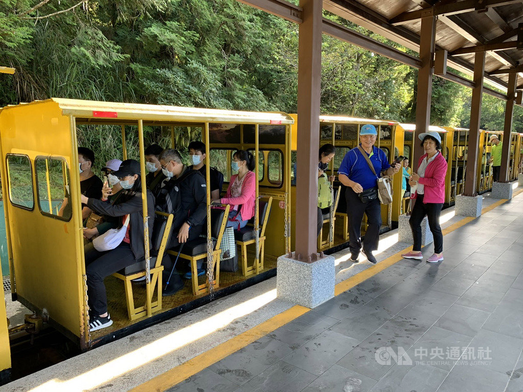 太平山國家森林遊樂區內的「蹦蹦車」,年初時因軌道下邊坡發生崩塌影響路基安全,為進行邊坡修復工程,僅行駛至1公里處即折返,6日起恢復全線3公里通車,至9日止為試營運期。(林務局羅東林區管理處提供)中央社記者王朝鈺傳真 109年7月6日