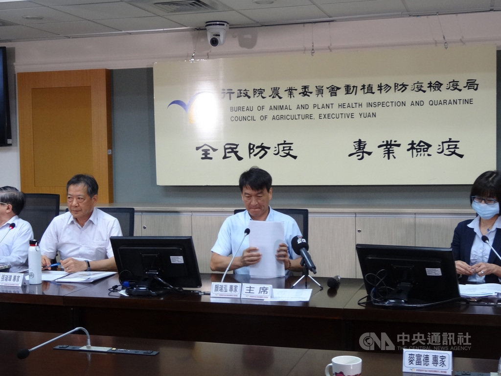 農藥巴拉刈禁用後,政府擬以固殺草為紅豆乾燥替代用藥,引發討論。農委會防檢局6日召開專家會議,會中多肯定固殺草風險評估無虞,即起在「眾開講」公告收集意見,1個月後將決議。中央社記者楊淑閔攝 109年7月6日