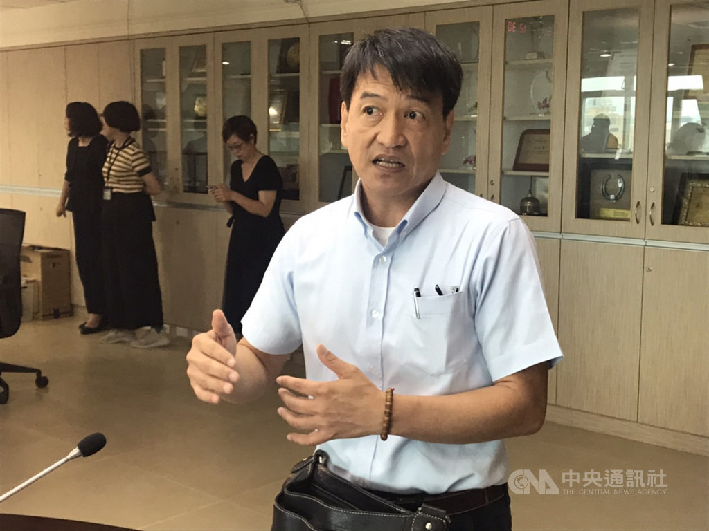 農委會防檢局6日召開專家會議,會議主席、台大農業化學系教授顏瑞泓表示,幾乎與會專家都肯定固殺草風險評估無虞,因為藥毒所提出的資料顯示,綜觀動物試驗中有關致腫瘤、生殖毒性、神經毒性的「無可見毒害劑量」,最後是採用其中最嚴格的數據去訂定最後的容許量。中央社記者楊淑閔攝 109年7月6日
