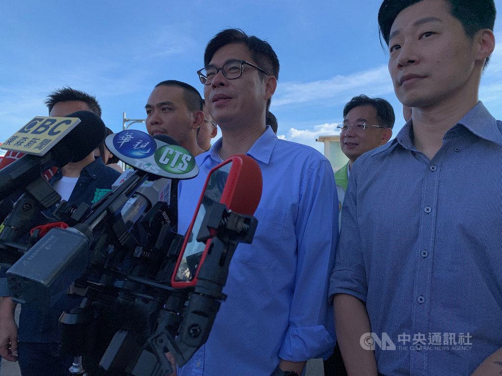 民進黨高雄市長補選參選人陳其邁(前右2)6日在無黨籍立委林昶佐(前右)等人陪同下宣布,若當選高雄市長,第一件事情就是要恢復大港開唱。中央社記者王淑芬攝 109年7月6日