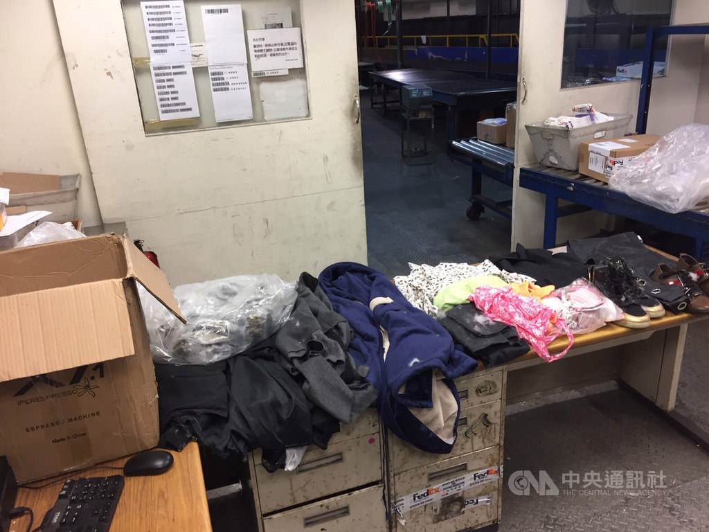 桃園國際機場快遞貨物區6日經緝毒犬嗅聞,發現一件自加拿大申報進口的包裹夾藏大麻花,被分成小包裝縫製在衣物內,市價約新台幣450萬元,關務署台北關初步調查後,已交由司法單位接手追蹤幕後主嫌。(民眾提供)中央社記者吳睿騏桃園傳真 109年7月6日