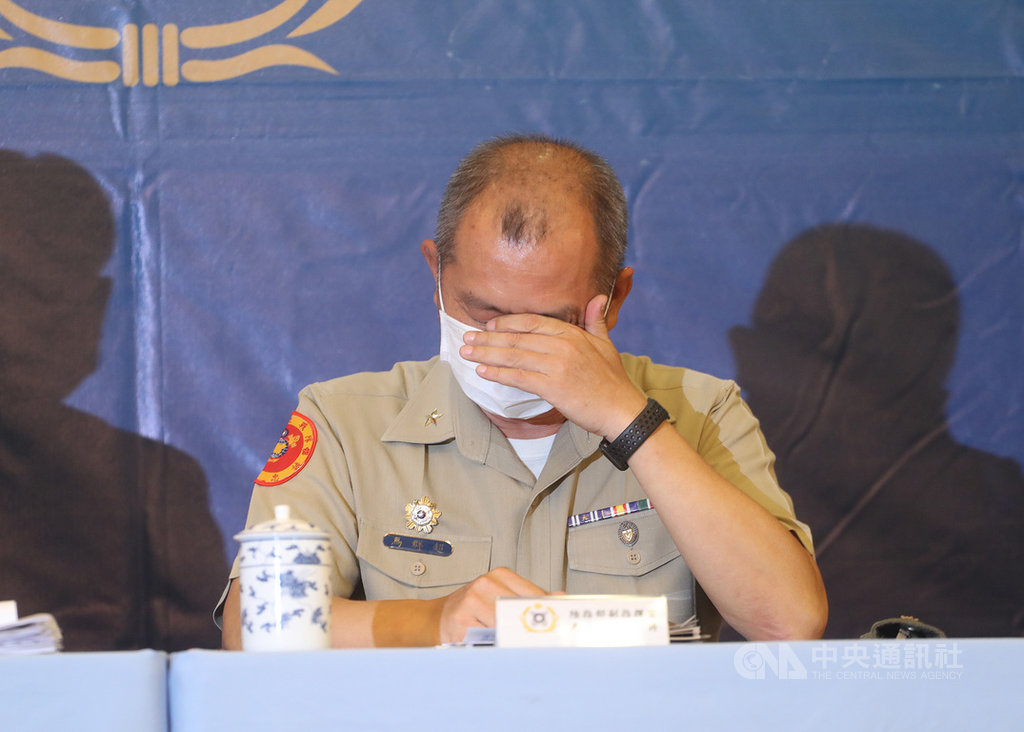 海軍陸戰隊操演發生橡皮艇翻覆意外,造成2名官兵殉職。海軍司令部6日下午召開「聯合登陸作戰操演意外事件調查說明」臨時記者會,陸指部副指揮官馬群超少將(圖)說明時忍不住情緒哽咽。中央社記者裴禛攝 109年7月6日