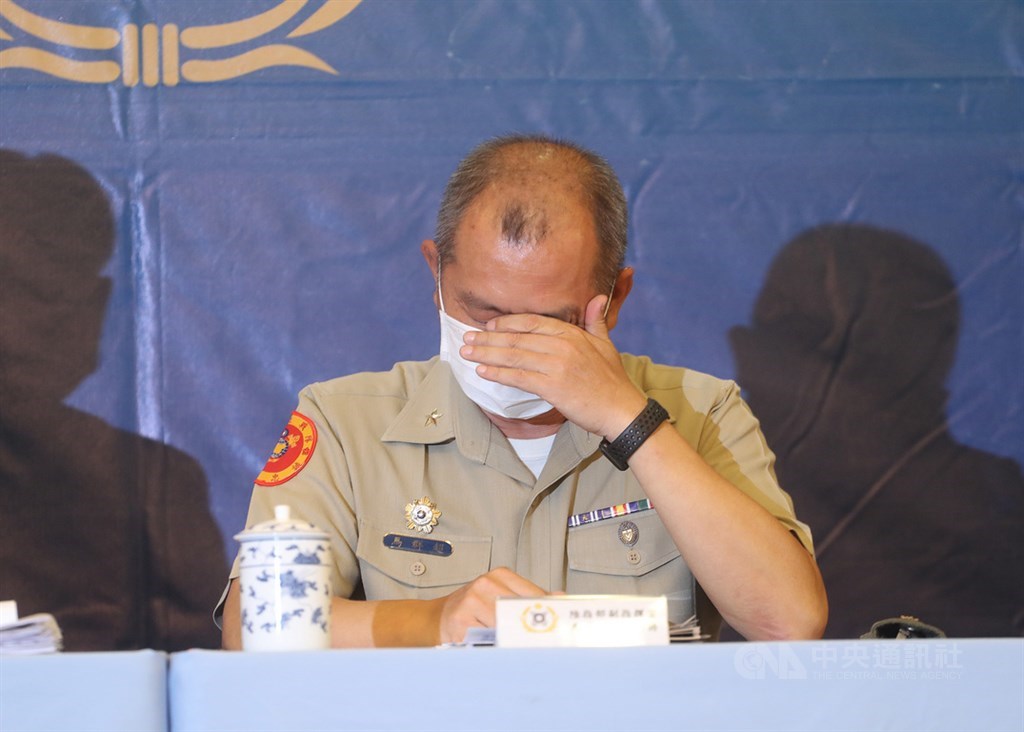 海軍陸戰隊操演發生橡皮艇翻覆意外,造成2名官兵殉職。海軍司令部6日下午召開「聯合登陸作戰操演意外事件調查說明」臨時記者會,陸指部副指揮官馬群超少將(圖)說明時忍不住情緒哽咽。中央社記者裴禛攝 109年7月6日