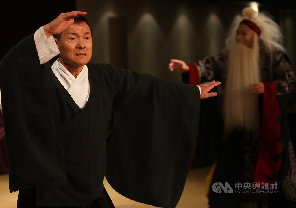 當代傳奇劇場藝術總監吳興國(左)創作的「李爾在此」將首度在國家兩廳院演出,6日舉行宣傳記者會,吳興國宣告,這將是「李爾在此」在國內的封箱演出。中央社記者王騰毅攝 109年7月6日