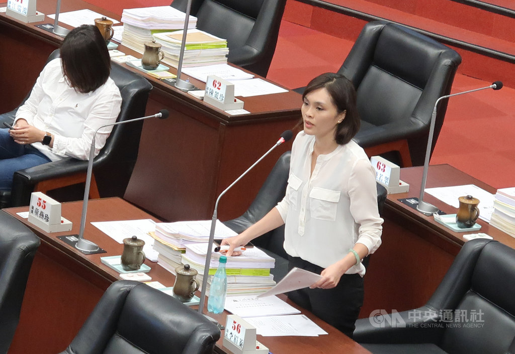 國民黨高雄市長補選參選人李眉蓁(右)6日在市政總質詢展現十足自信,她表示,這可能是自己最後一次總質詢,「未來高市府由眉蓁來執行」。中央社記者王淑芬攝 109年7月6日