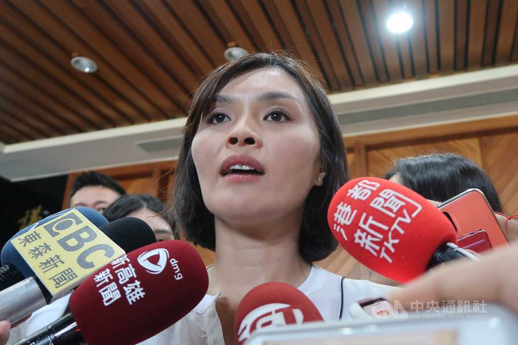 國民黨高雄市長補選參選人李眉蓁(前)6日接受媒體聯訪,澄清自己與先生申報的土地14筆,另有建物,是因嫁給右昌地區的大家族,很多土地都是10餘人共同持分及繼承的小土地面積。中央社記者王淑芬攝 109年7月6日
