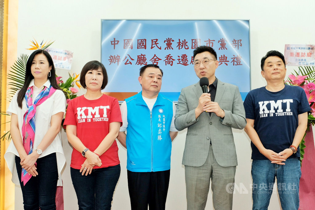 媒體報導,國民黨內有人認為前國民黨主席朱立倫已提前為2021年黨主席選舉布局,國民黨主席江啟臣(右2)6日出席國民黨桃園市黨部喬遷活動後受訪表示,這是綠營在見縫插針,這種分化的伎倆國民黨不會中計。中央社記者吳睿騏桃園攝 109年7月6日