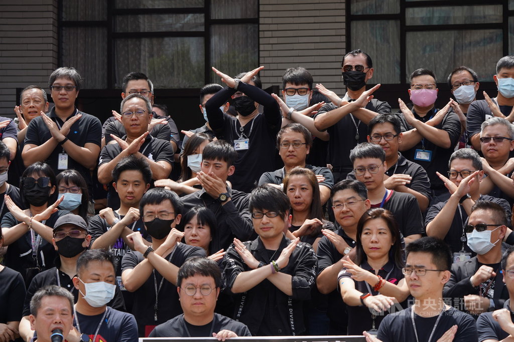 國民黨立法院黨團日前在立法院正門抗議監察院長被提名人陳菊,因人數眾多,遭基進黨立委陳柏惟及民進黨立委王定宇指出有「黑衣人」加入。對此,國民黨團6日號召全體立委助理穿黑衣在議場前抗議,以手勢表達拒絕抹黑。中央社記者徐肇昌攝 109年7月6日