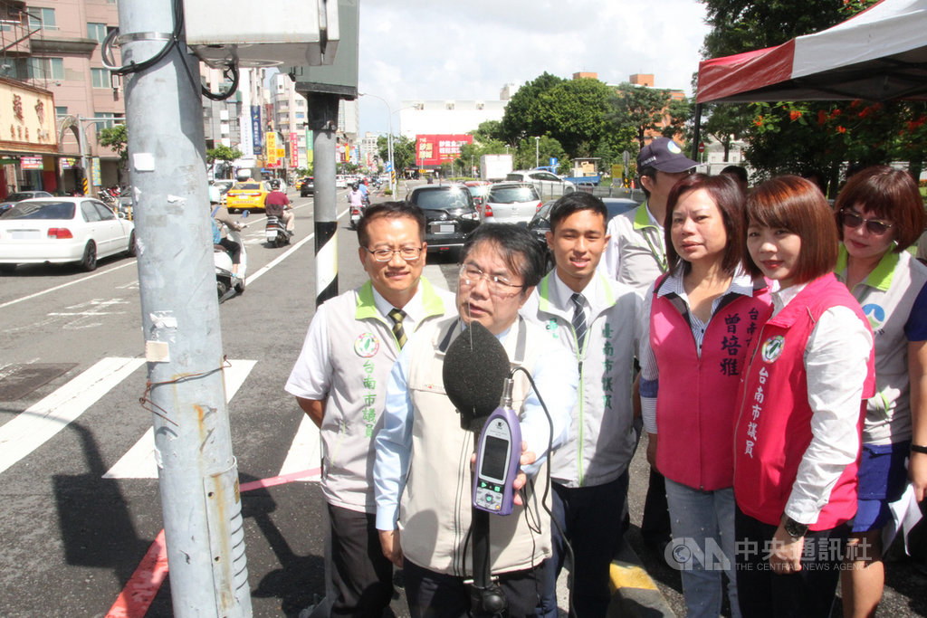 台南市政府環保局6日在東區後甲圓環辦理高噪音車輛科技執法及環警監臨合稽查示範,台南市長黃偉哲(前左)測試結合車牌辨識與噪音監測的移動式稽查系統,了解街頭攔查高噪音車輛的作業流程。中央社記者楊思瑞攝 109年7月6日