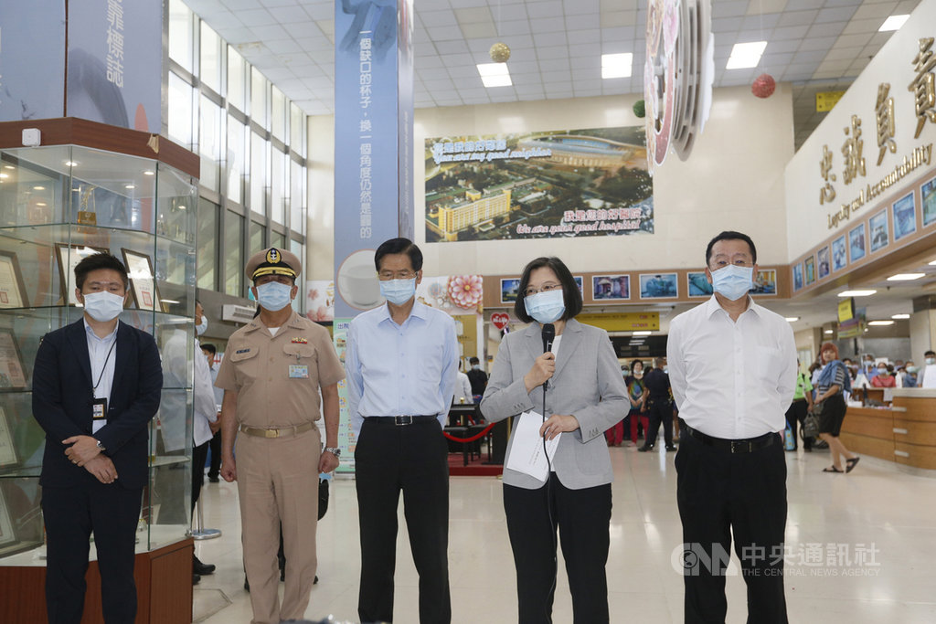 海軍陸戰隊操演發生橡皮艇翻覆意外,造成2死1命危、1輕傷。總統蔡英文(右2)6日下午在國防部長嚴德發(右3)、國安會秘書長顧立雄(右1)等人陪同下到國軍高雄總醫院左營分院,慰問殉職弟兄家屬並探視住院官兵後發表談話。中央社記者董俊志攝 109年7月6日