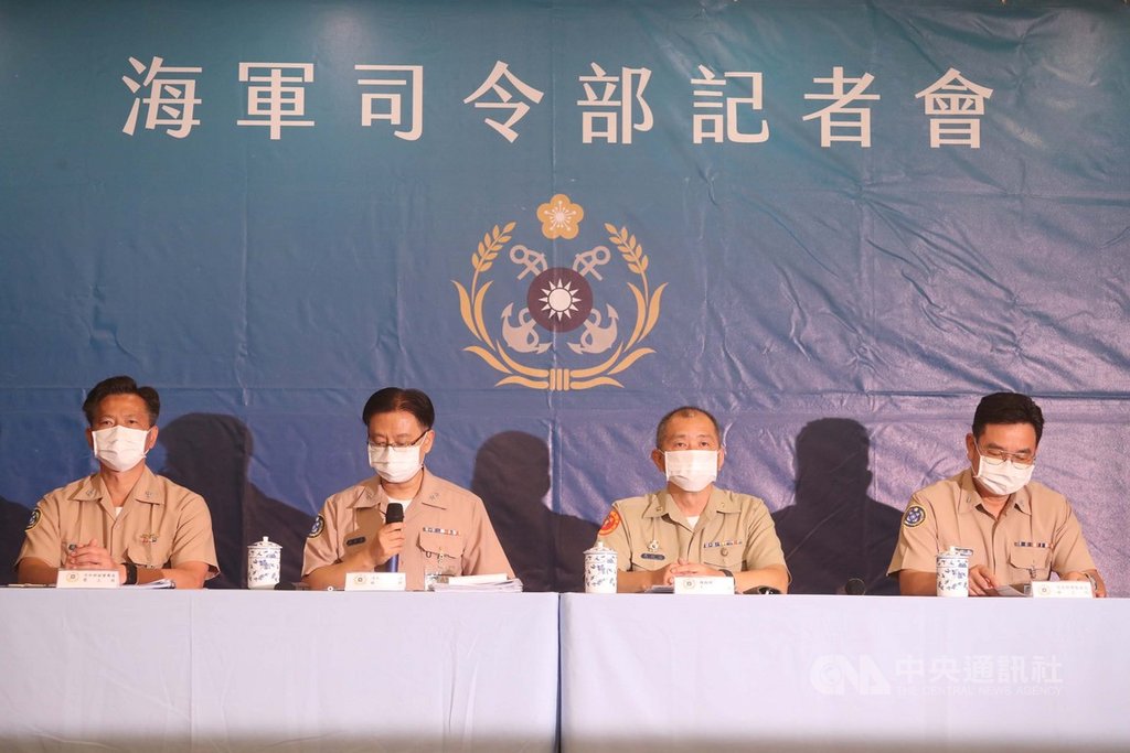 海軍司令部6日下午召開「聯合登陸作戰操演意外事件調查說明」臨時記者會,海軍司令部政戰主任孫常德(左2)表示,初步排除人為因素及機械因素,綜合判斷海象增強、湧浪過高的環境因素,是這次主要肇因。中央社記者裴禛攝 109年7月6日