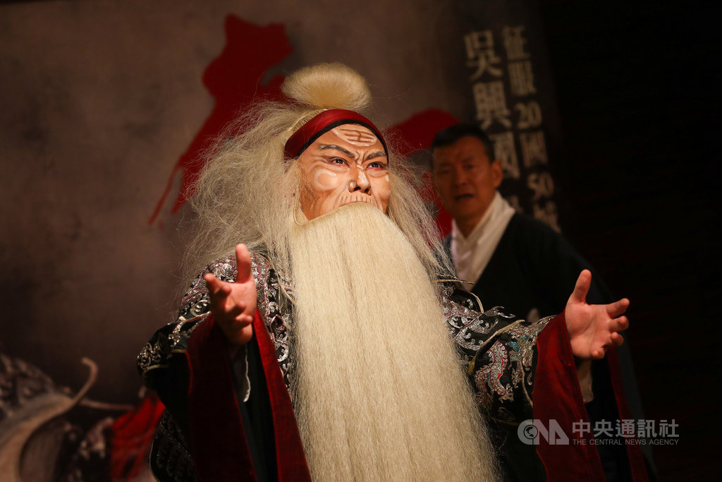 當代傳奇劇場藝術總監吳興國(後)創作的「李爾在此」,改編自莎士比亞經典名作「李爾王」,9月底將首度在國家兩廳院演出。中央社記者王騰毅攝 109年7月6日