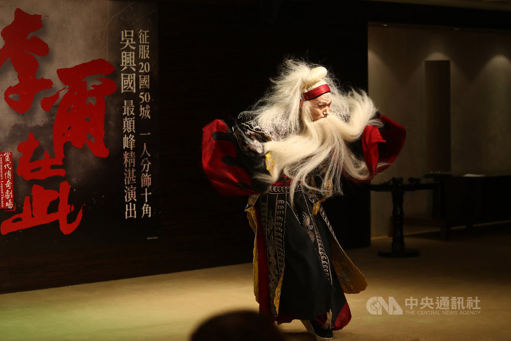 當代傳奇劇場藝術總監吳興國創作的「李爾在此」將首度在國家兩廳院演出,6日舉行宣傳記者會,邀請演員呈現劇中經典角色片段。中央社記者王騰毅攝 109年7月6日
