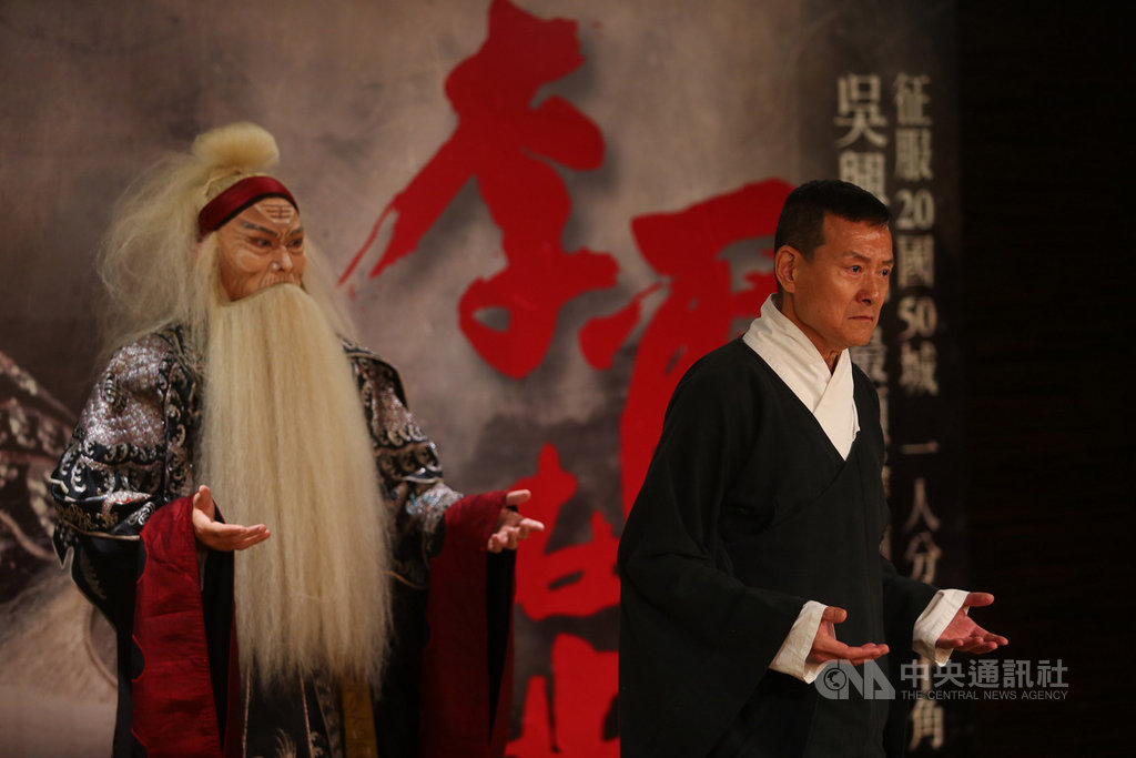當代傳奇劇場藝術總監吳興國(右)創作的「李爾在此」將首度在國家兩廳院演出,6日舉行宣傳記者會,經典角色片段展演讓觀眾搶先看。中央社記者王騰毅攝 109年7月6日
