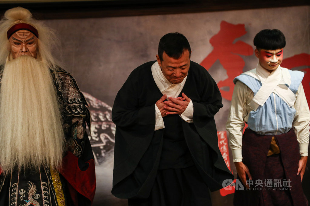當代傳奇劇場「李爾在此」9月將在國家戲劇院演出,藝術總監吳興國(中)6日在記者會上宣布,演完之後「李爾在此」將會在台灣封箱,並率表演者深深鞠躬,感謝觀眾一路以來的支持。中央社記者王騰毅攝 109年7月6日