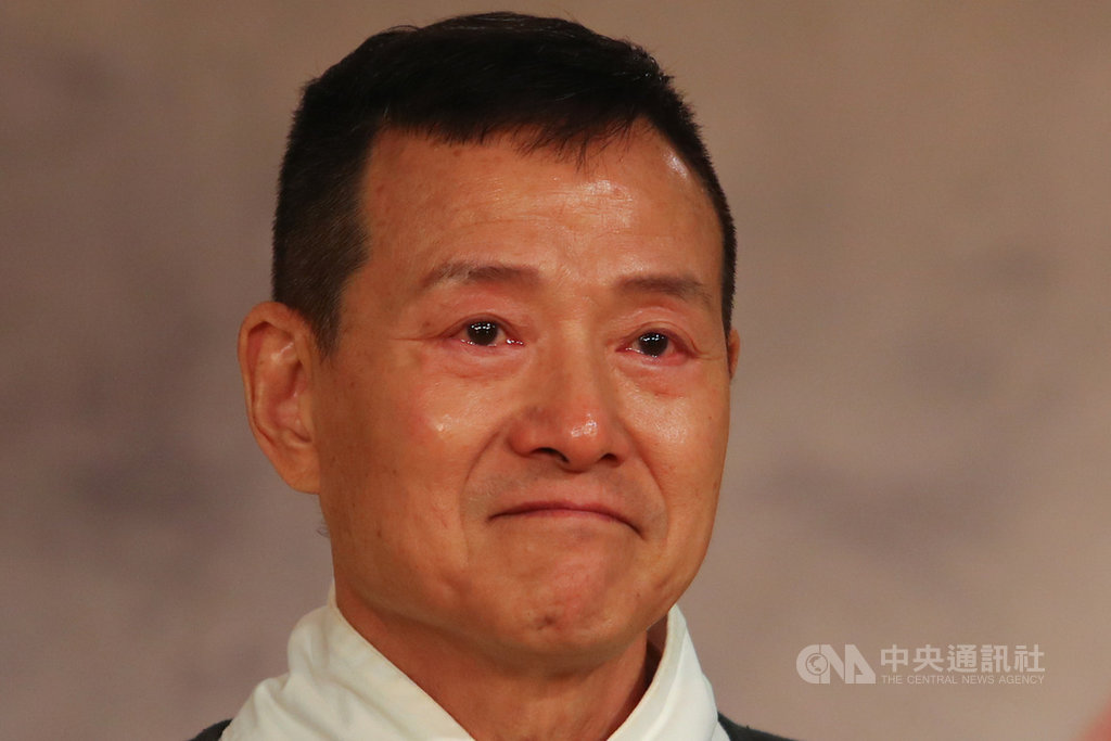 當代傳奇劇場「李爾在此」9月、10月將分別在台北及高雄演出,藝術總監吳興國(圖)6日在宣傳記者會上含淚宣告,演完之後「李爾在此」將會在台灣封箱。中央社記者王騰毅攝 109年7月6日