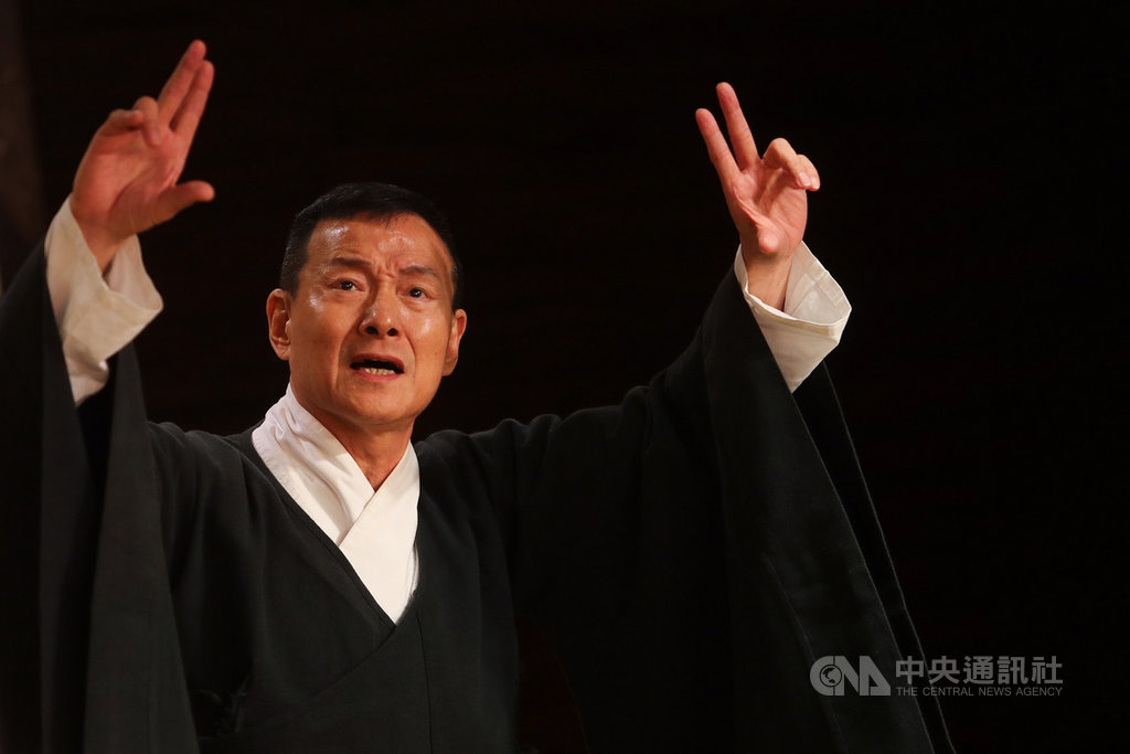 當代傳奇劇場「李爾在此」9月、10月將在台北及高雄演出,藝術總監吳興國(圖)6日在宣傳記者會上表示,今年演完之後「李爾在此」將會在台灣封箱,並規劃逐年推出過去的經典作品復刻演出。中央社記者王騰毅攝 109年7月6日
