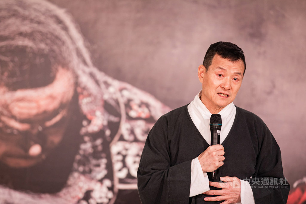 當代傳奇劇場藝術總監吳興國表示,疫情期間,原本預定要演出的「凱撒」跨國製作無法完成,他正好有時間把獨角戲「李爾在此」搬進國家戲劇院舞台,「李爾在此」距離首演到今年正好經過20年,獨具意義。(國家兩廳院提供)中央社記者趙靜瑜傳真 109年7月6日