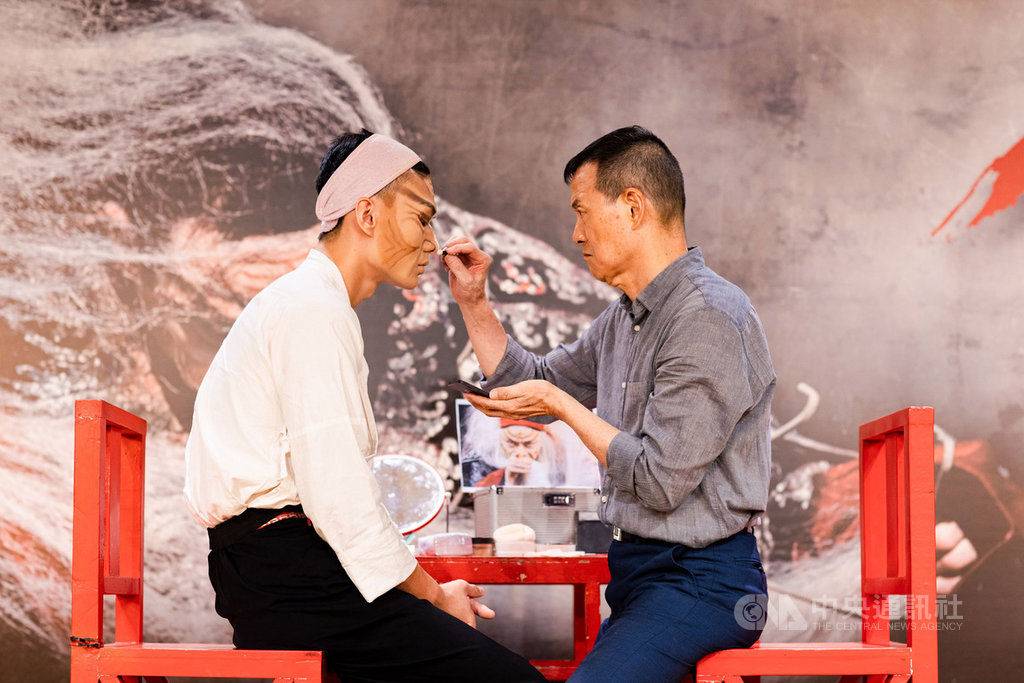 當代傳奇劇場6日舉行「李爾在此」記者會,藝術總監吳興國(右)會前親自為弟子朱柏澄(左)化妝。吳興國說,「得把精神畫進去,才能夠表現角色的張力」。心心念念,盡在傳承。(國家兩廳院提供)中央社記者趙靜瑜傳真 109年7月6日