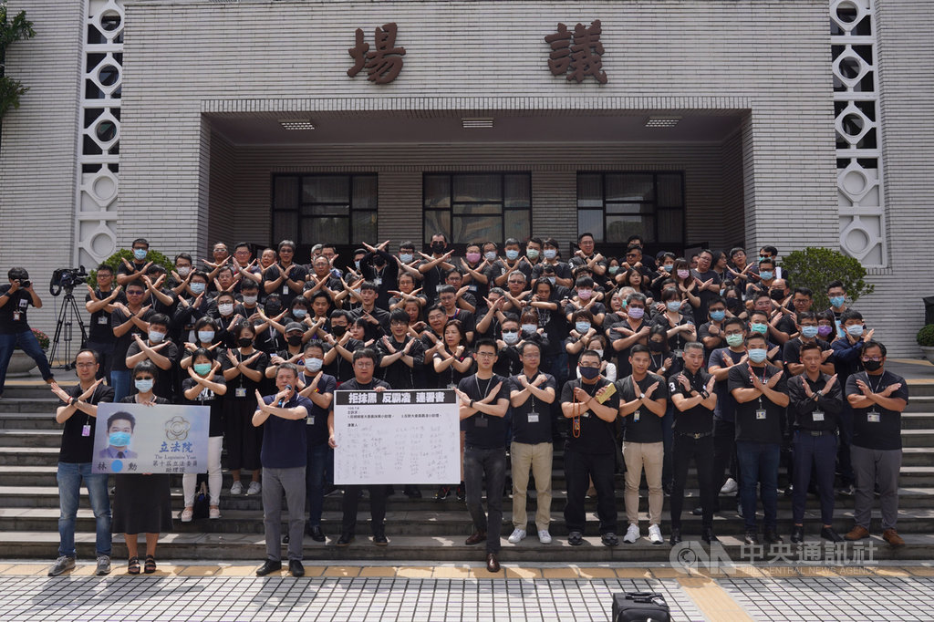 國民黨立法院黨團日前在立法院正門抗議監察院長被提名人陳菊,因人數眾多,遭基進黨立委陳柏惟及民進黨立委王定宇指出有「黑衣人」加入。對此,國民黨團6日號召全體立委助理,在立院議場前穿著黑衣表達不滿,共同簽署「拒抹黑、反霸凌」連署書。中央社記者徐肇昌攝 109年7月6日