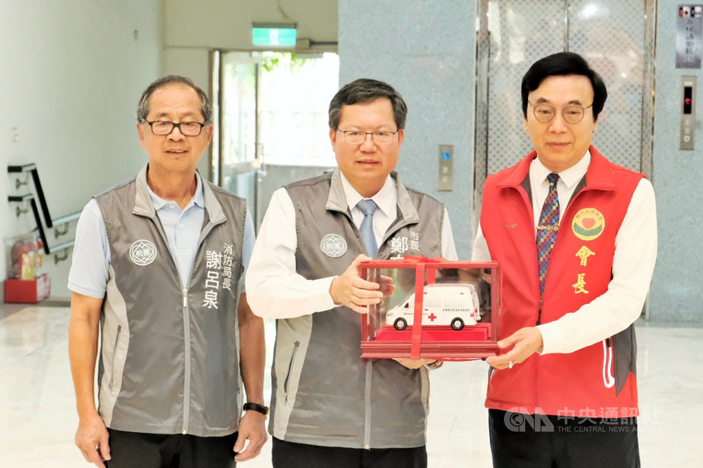 桃園市觀自在慈善會6日捐贈救護車給市府消防局,桃園市長鄭文燦(中)表示,桃園市救護車一年出勤近10萬車次。另外,在武漢肺炎(2019冠狀病毒疾病,COVID-19)疫情期間,消防局在醫療勤務出勤312車次,送醫310人,其中61人為載送肺炎確診病患。中央社記者吳睿騏桃園攝 109年7月6日