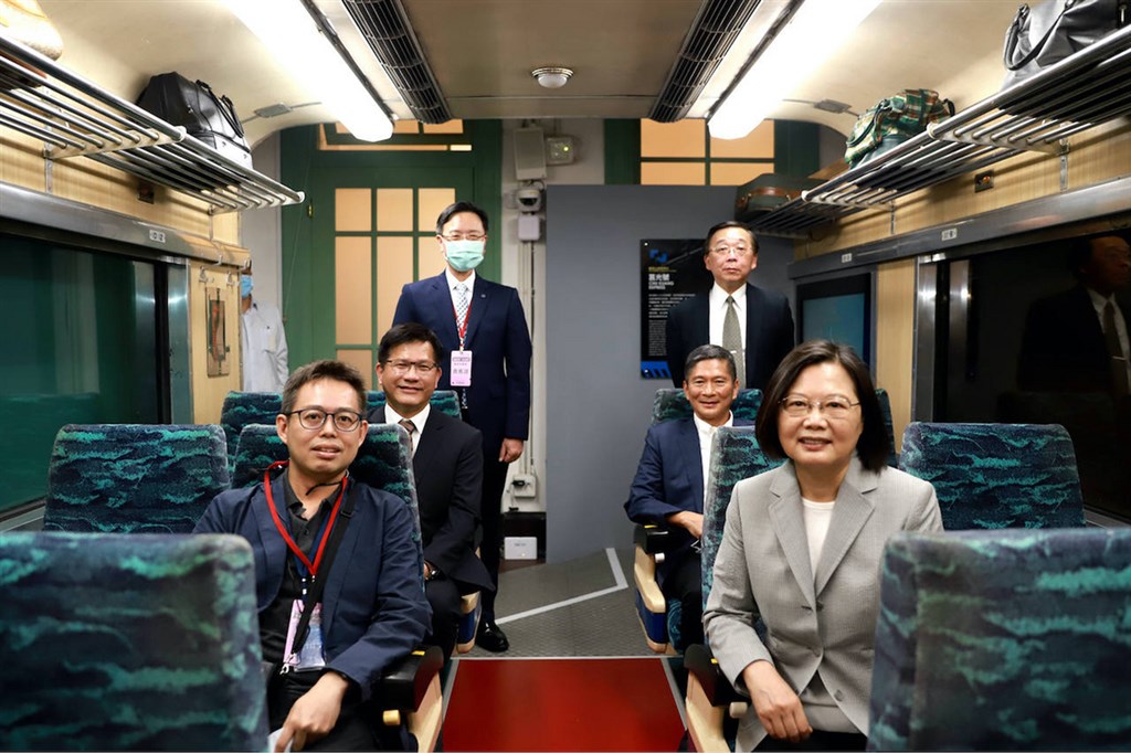 國立台灣博物館鐵道部園區6日上午舉行開幕典禮,總統蔡英文(前排右)、交通部長林佳龍(2排左)、文化部長李永得(2排右)、國家鐵道博物館籌備處主任洪致文(前排左)、台鐵局長張政源(3排左)、台博館館長洪世佑(3排右)一同搭上展區內的莒光號。(文化部提供)中央社記者鄭景雯傳真 109年7月6日