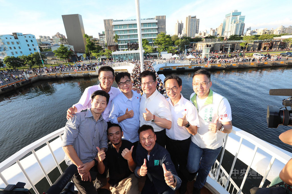 高雄大港橋6日啟用,民進黨高雄市長補選參選人陳其邁(後左2)與偕同立委林昶佐(前左)等人在啟用典禮後現身大港橋,與交通部長林佳龍(後左3)同台。(陳其邁幕僚提供)中央社記者侯文婷傳真 109年7月6日