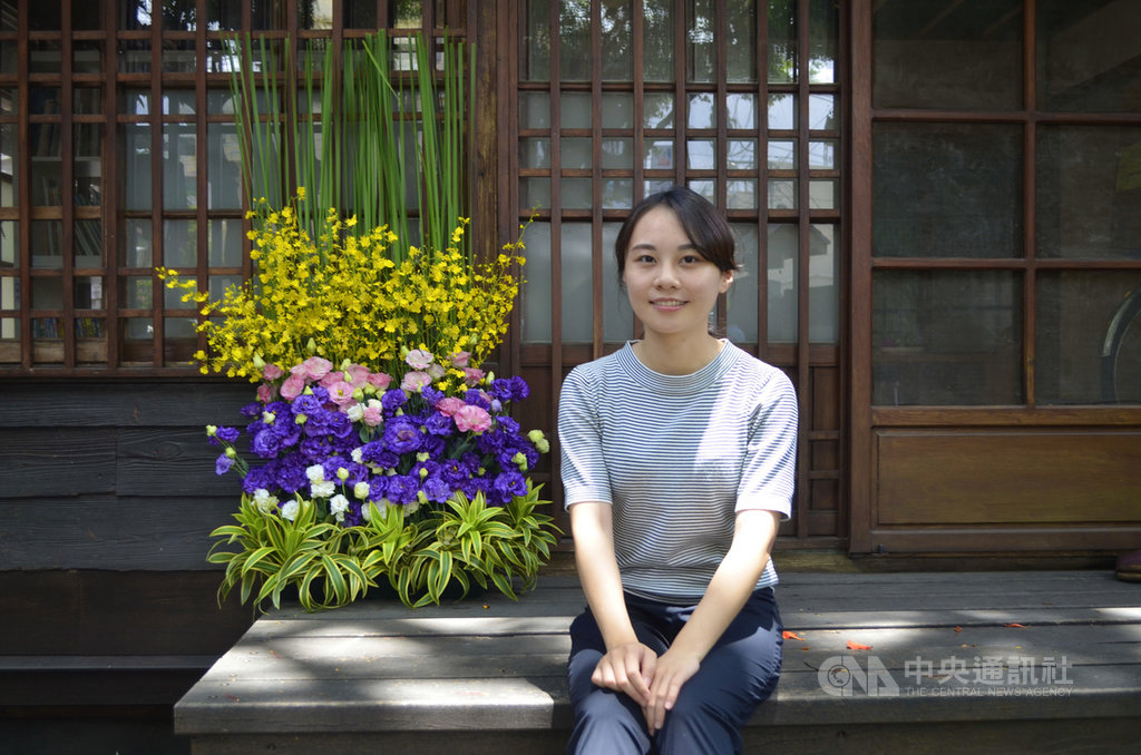 為促銷國產花卉,雲林故事館6日起推出一個月的花卉展,希望以美麗的花卉藝術造景,吸引民眾來拍照、打卡。中央社記者蔡智明攝 109年7月6日