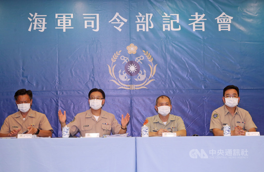 海軍陸戰隊操演發生橡皮艇翻覆意外,造成2名官兵殉職。海軍司令部6日下午召開「聯合登陸作戰操演意外事件調查說明」臨時記者會,海軍司令部政戰主任孫常德中將(左2)、陸指部副指揮官馬群超少將(右2)、司令部副督察長簡士淵上校(左)、司令部軍監組長林欽熙上校(右)等出席說明。中央社記者裴禛攝 109年7月6日