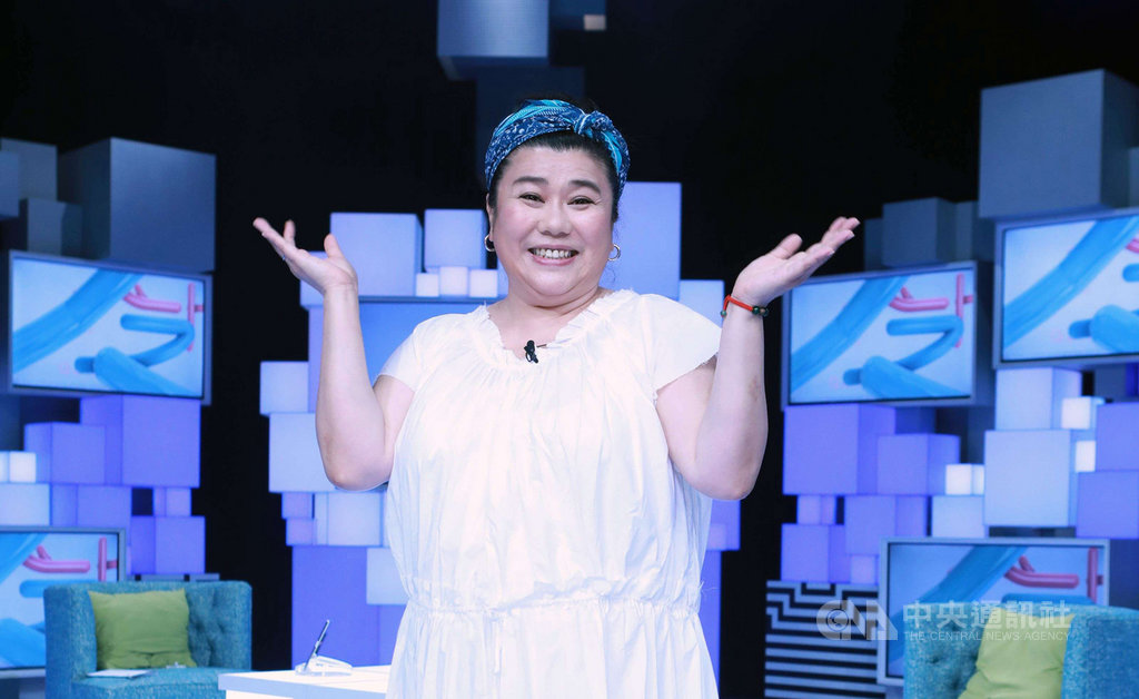 演員林美秀上公視談話節目「36題愛上你」,分享出道心路歷程。(公視提供)中央社記者葉冠吟傳真 109年7月6日