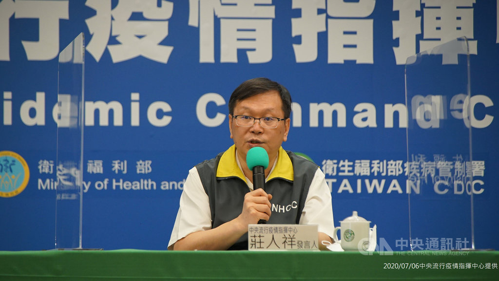 一名菲律賓籍女子從台灣轉機到香港後確診武漢肺炎;中央流行疫情指揮中心發言人莊人祥(圖)6日上午接受媒體聯訪時表示,女子在台轉機停留時間不到2小時,航班前後2排座位乘客都沒有台灣籍,對台灣影響非常低。(中央流行疫情指揮中心提供)中央社記者陳偉婷傳真 109年7月6日