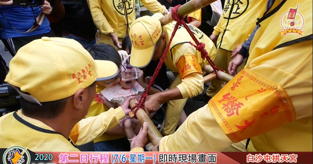 苗栗縣通霄鎮白沙屯拱天宮媽祖鑾轎,6日進入彰化縣進香時,路旁遇到一對父母帶著插管的2歲女童跪在路旁,媽祖鑾轎還停在女童前為她祈福。(圖取自白沙屯拱天宮臉書粉絲頁facebook.com)