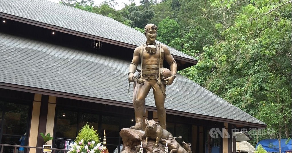 泰國清萊睡美人洞穴救援事件2週年,12名足球隊員和教練6日齊聚一堂參加紀念儀式,並向當年殉職的退伍士官長沙曼致敬。圖為清萊府打造的沙曼雕像。中央社記者呂欣憓清萊攝 109年7月6日