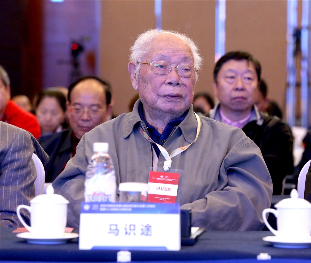 電影「讓子彈飛」原著作者、今年106歲高齡的中國作家馬識途(前)5日宣布封筆,他表示新書「夜譚續記」是他最近的一本新小說,也可能是他最後一本小說。圖為馬識途2018年出席北京大學校友會。(中新社提供)