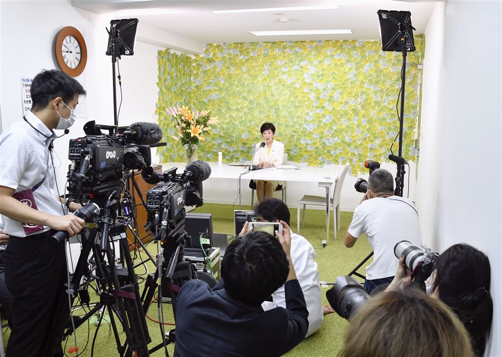 日本東京都知事小池百合子(後)5日宣布連任成功,記者會現場的媒體人數因應防疫大幅減少。(共同社提供)