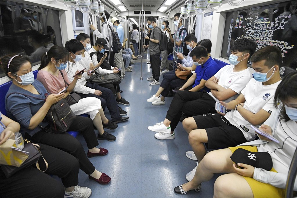 239位科學家表示,有證據顯示,新型冠狀病毒會在室內經由較小的微粒懸浮空中傳染,室內或許必須戴口罩,呼籲WHO修改防疫建議。圖為通勤的北京市民。(共同社提供)