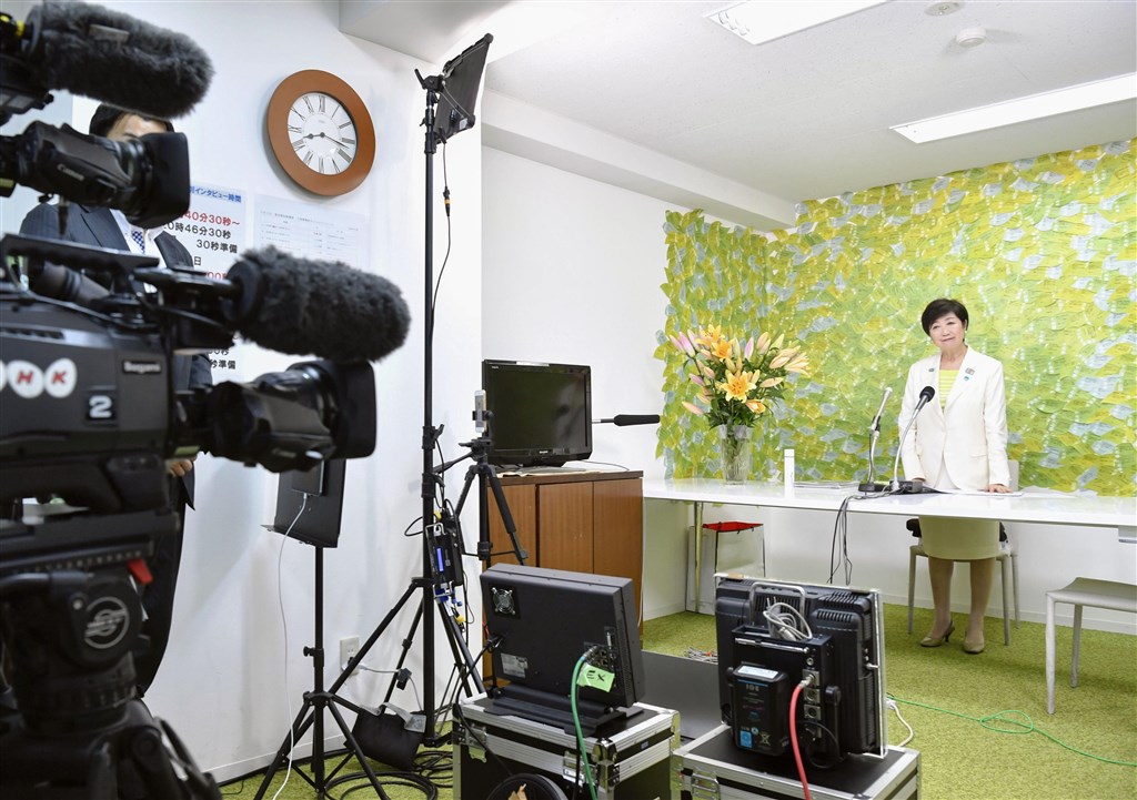 小池百合子4年前參選東京都知事選舉時沒有接受政黨的奧援,囊括290多萬票,成為第一位女性東京都知事。(共同社提供)