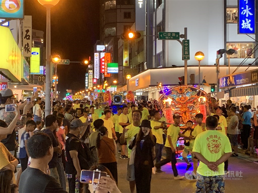 來自澎湖21座廟宇的武轎5日晚間在馬公老城區踩街,街道熱鬧非凡。(讀者提供)