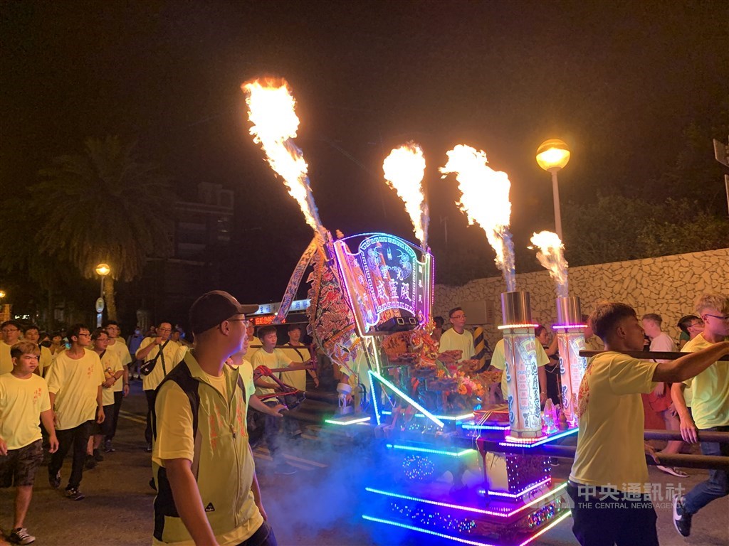 來自澎湖21座廟宇的武轎5日晚間在馬公老城區踩街,為6日開幕的澎湖國際海上花火節暖身。(讀者提供)