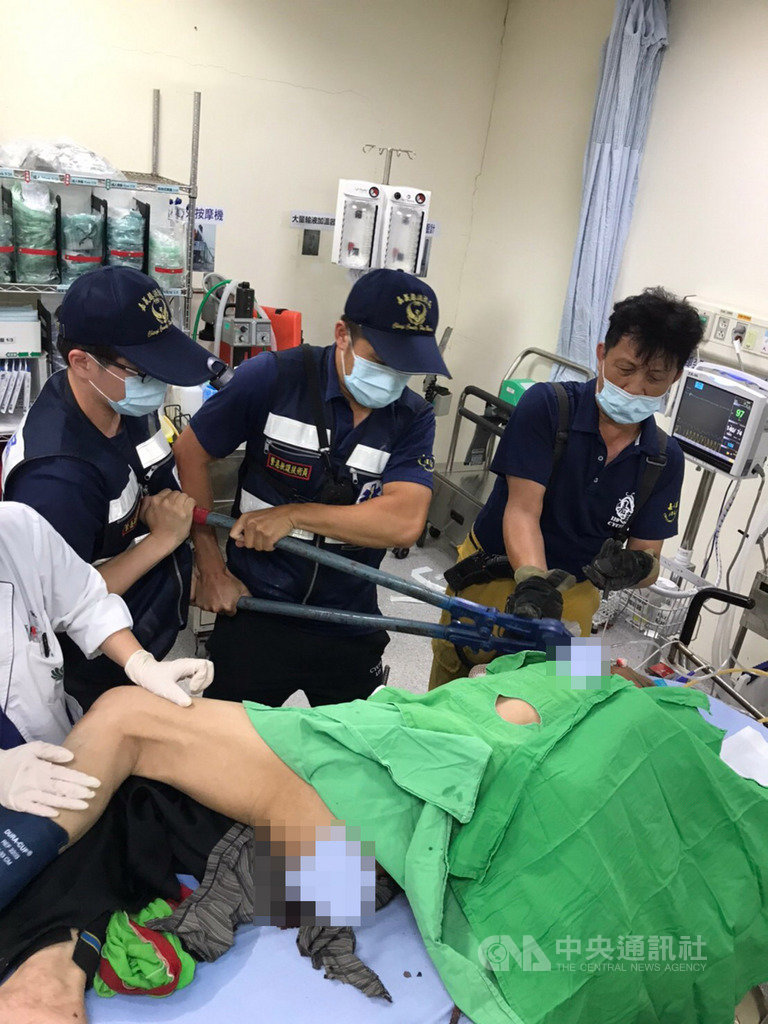 嘉義一名大樓工地工人6日下午疑從高處掉落,遭兩根鋼筋穿透胸部及骨盆,送醫急救,消防人員動用破壞器材剪短鋼筋後,醫生再接手處理,事故發生原因正由警方與勞工安全單位調查中。(嘉義縣消防局提供)中央社記者蔡智明傳真 109年7月6日