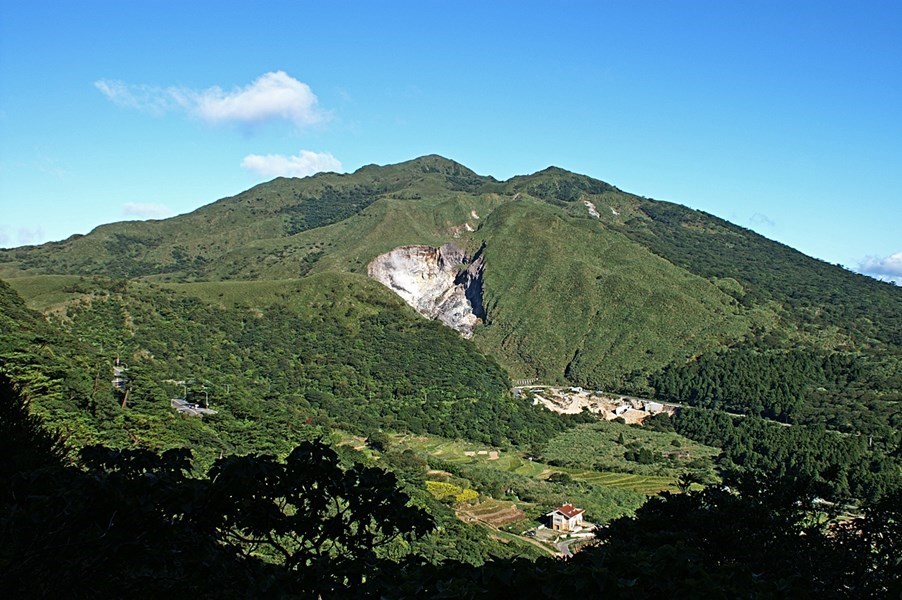 中央氣象局今年初預告規劃火山異常活動警報流程，以紅黃綠3燈號示警，年底上路，大屯山火山群及龜山島為警報目標。圖為大屯火山群最高峰七星山。（圖取自維基共享資源網頁；作者：peellden，CC BY-SA 3.0）