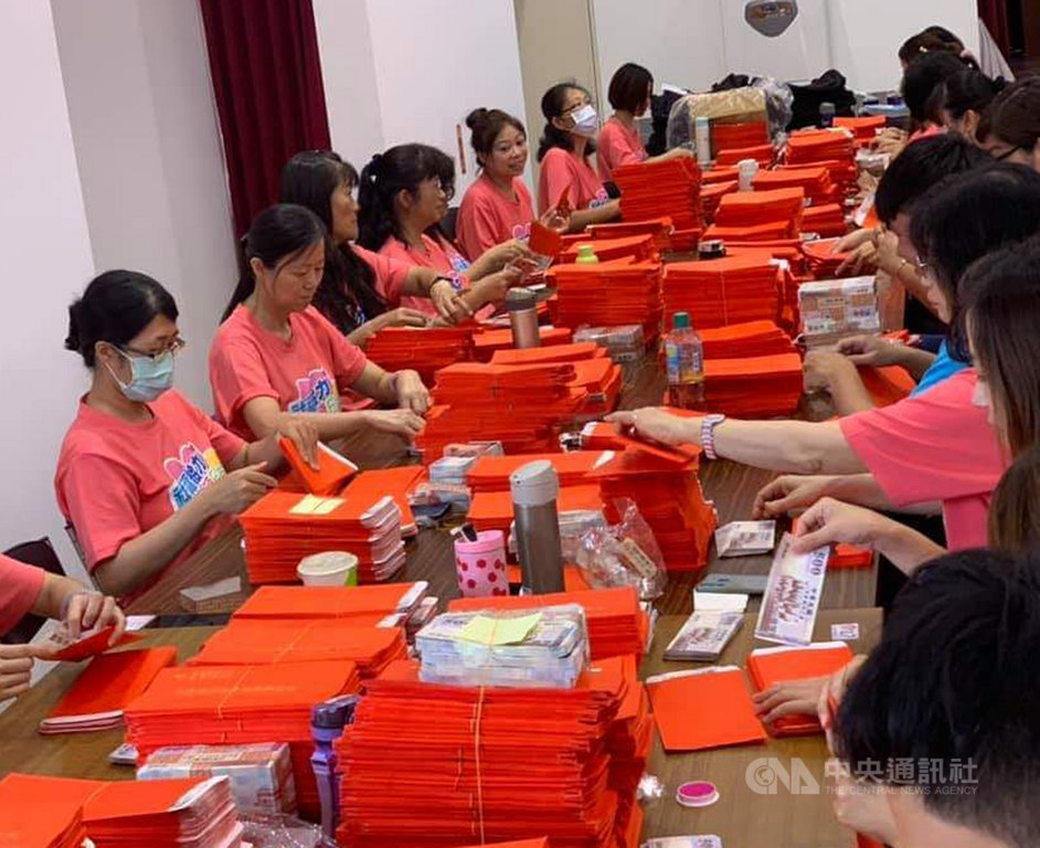 澎湖縣政府促進地方內需經濟,首發振興消費禮金,每人新台幣500元,8日起全面發放給每位縣民,領取期限至10月1日止;縣府社會處6日動員大批人力在澎湖選委會大樓辦理禮金分裝作業。中央社 109年7月6日