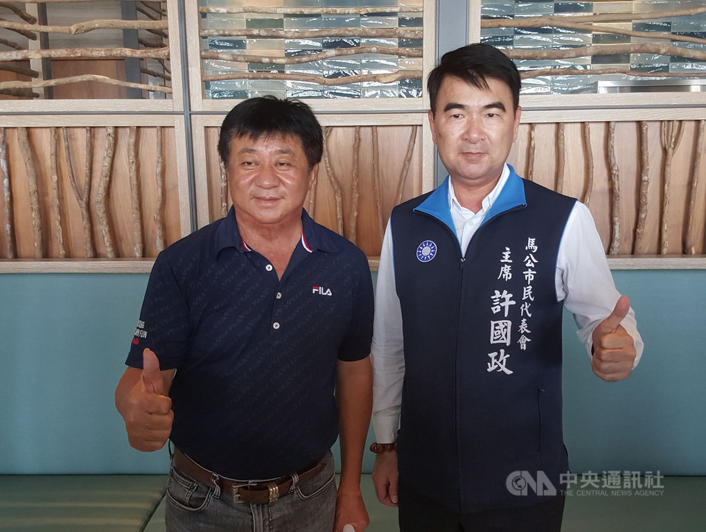 中華民國帆船協會理事長陳雙全(左)與澎湖帆船協會理事長許國政(右)7日表示,2020第8屆澎湖島帆船週系列賽15日起將在澎湖灣展開競技,賽事精彩可期。中央社 109年7月7日