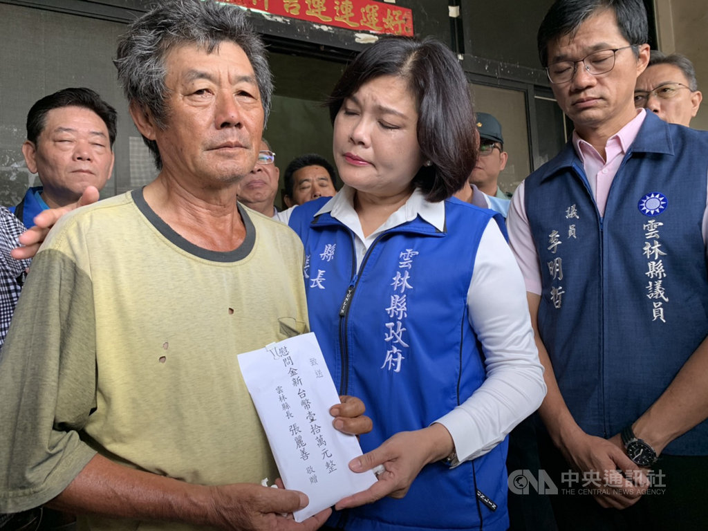 海軍陸戰隊3日操演發生橡皮艇翻覆意外,上兵蔡博宇經家屬同意5日拔管宣告死亡,雲林縣長張麗善(前中)7日到蔡博宇家中致贈慰問金,痛失愛子的蔡博宇父親(前左)盼兒子能入祀忠烈祠。中央社記者姜宜菁攝 109年7月7日