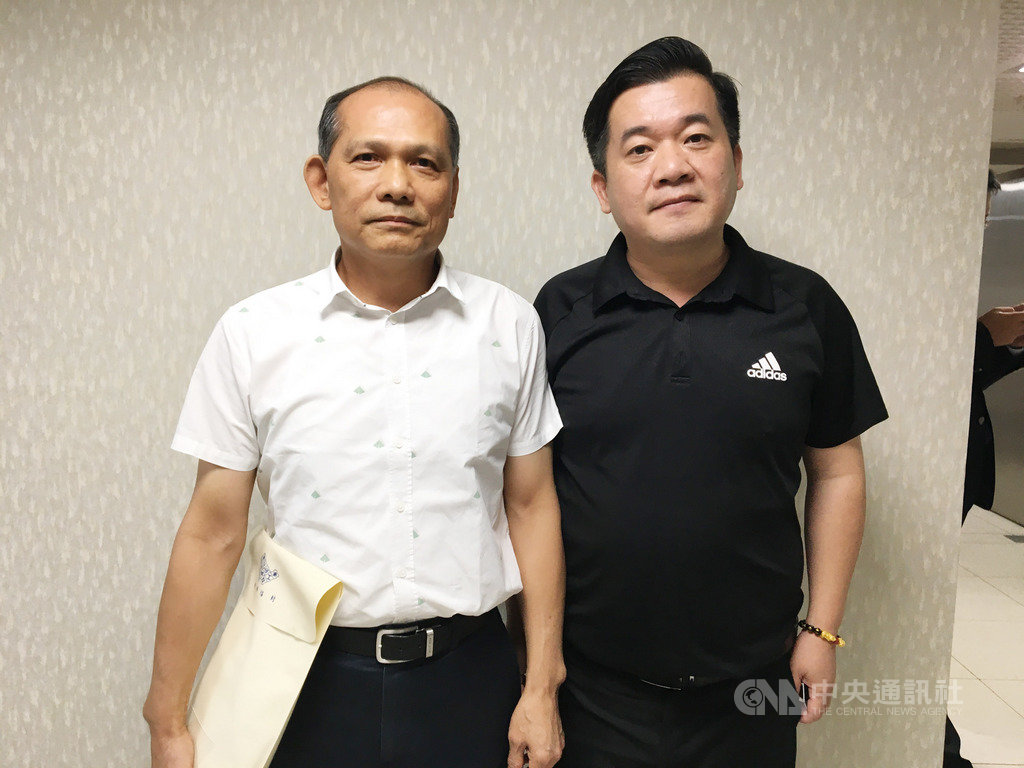 台塑集團總裁王文淵7日與工會代表會面,進行年度調薪協商會議。南亞公司仁武廠工會理事長吳祈忠(左)、台塑企業工會全國聯合會理事長陳鴻儒(右)會後受訪時均表示,感謝公司照顧基層。中央社記者蔡芃敏攝 109年7月7日
