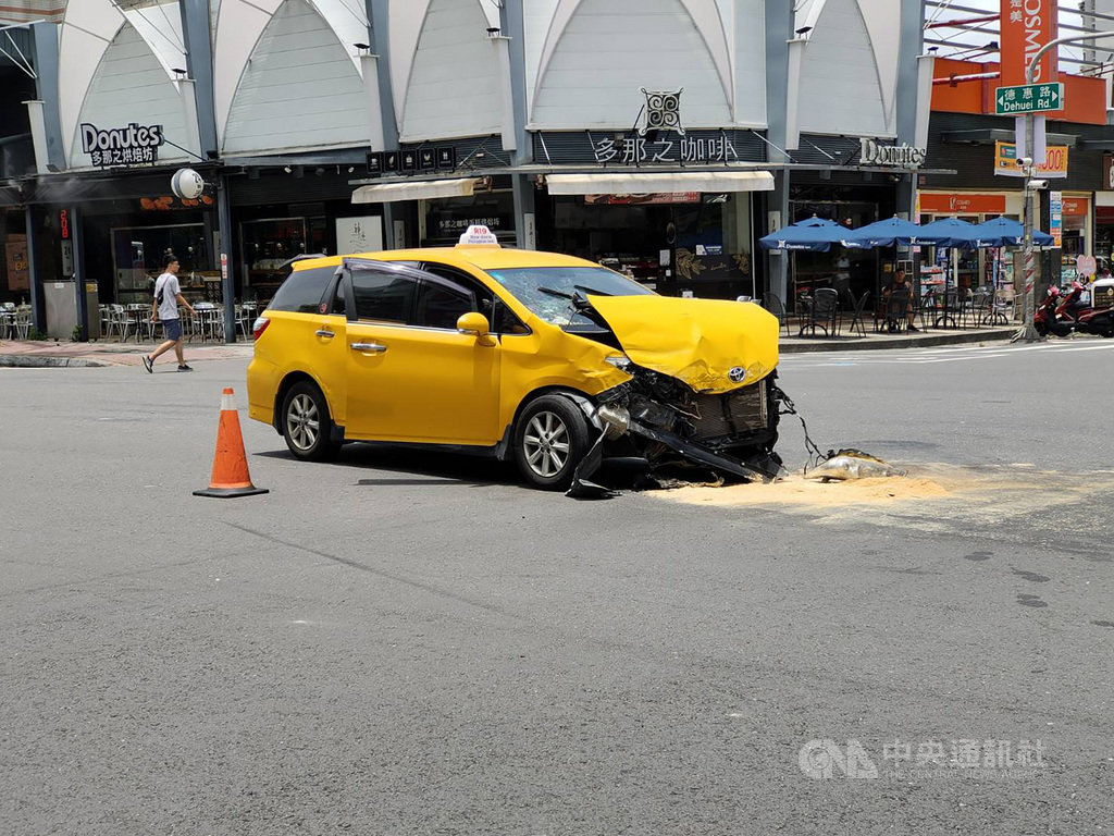高雄市楠梓區一名林姓女子7日駕車擦撞自小客車後,疑誤踩油門再撞計程車,並衝向路旁機車格。計程車車頭嚴重毀損,66歲王姓運將及車內兩名外籍移工輕傷,3人送醫無大礙。(警方提供)中央社記者程啟峰高雄傳真 109年7月7日