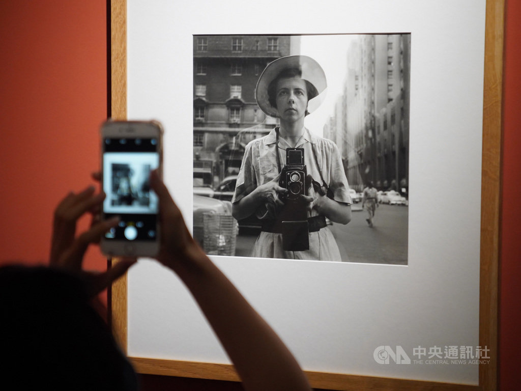 「V.M.薇薇安.邁爾攝影展」4日起在台北松山文創園區登場,展期至9月6日,7日舉辦開展記者會,展場陳列約百件攝影師薇薇安.邁爾的作品。中央社記者徐肇昌攝 109年7月7日