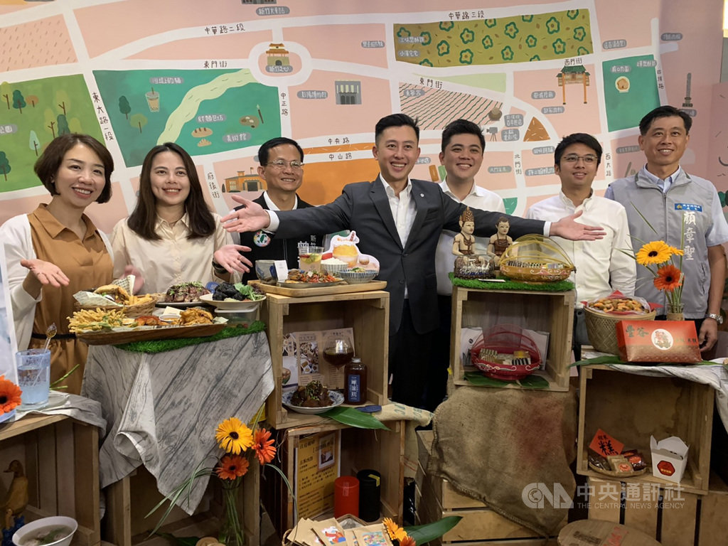 新竹市政府7日推出「跟風當網紅–來去新竹住一晚」活動,市長林智堅(中)表示,民眾只要入住與市府合作旅宿,即能獲限量「好玩券」,價值新台幣500元,可在竹市店家使用,盼振興觀光。中央社記者郭宣彣攝 109年7月7日