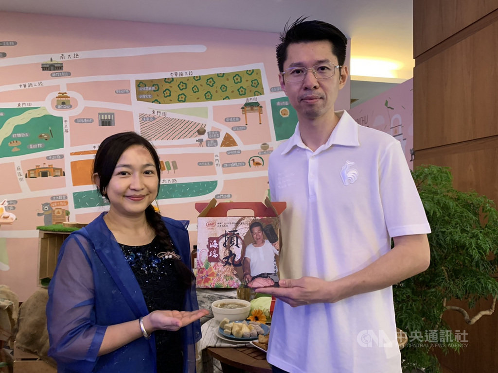受武漢肺炎疫情衝擊,新竹名產摃丸業業績慘淡,海瑞摃丸總經理黃世凱(右)7日表示,期待暑假開始後,人潮湧入新竹觀光,並藉由相關振興旅遊方案同步運作,刺激消費。中央社記者郭宣彣攝 109年7月7日