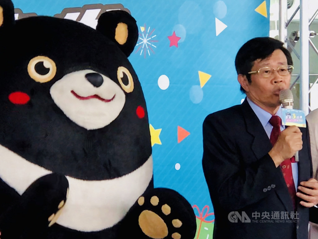 高雄市政府7日下午舉行「振興三倍券,高雄觀光最優惠」發布記者會,高雄代理市長楊明州表示,希望配合振興三倍券及安心旅遊,以6大優惠方案搶攻後疫情時代國旅商機,吸引外縣市民眾前來體驗港都風光。中央社記者侯文婷攝 109年7月7日